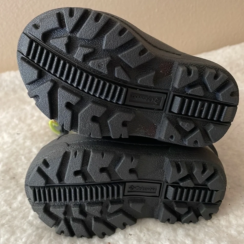 COLUMBIA NWT Snow Boots Size 5